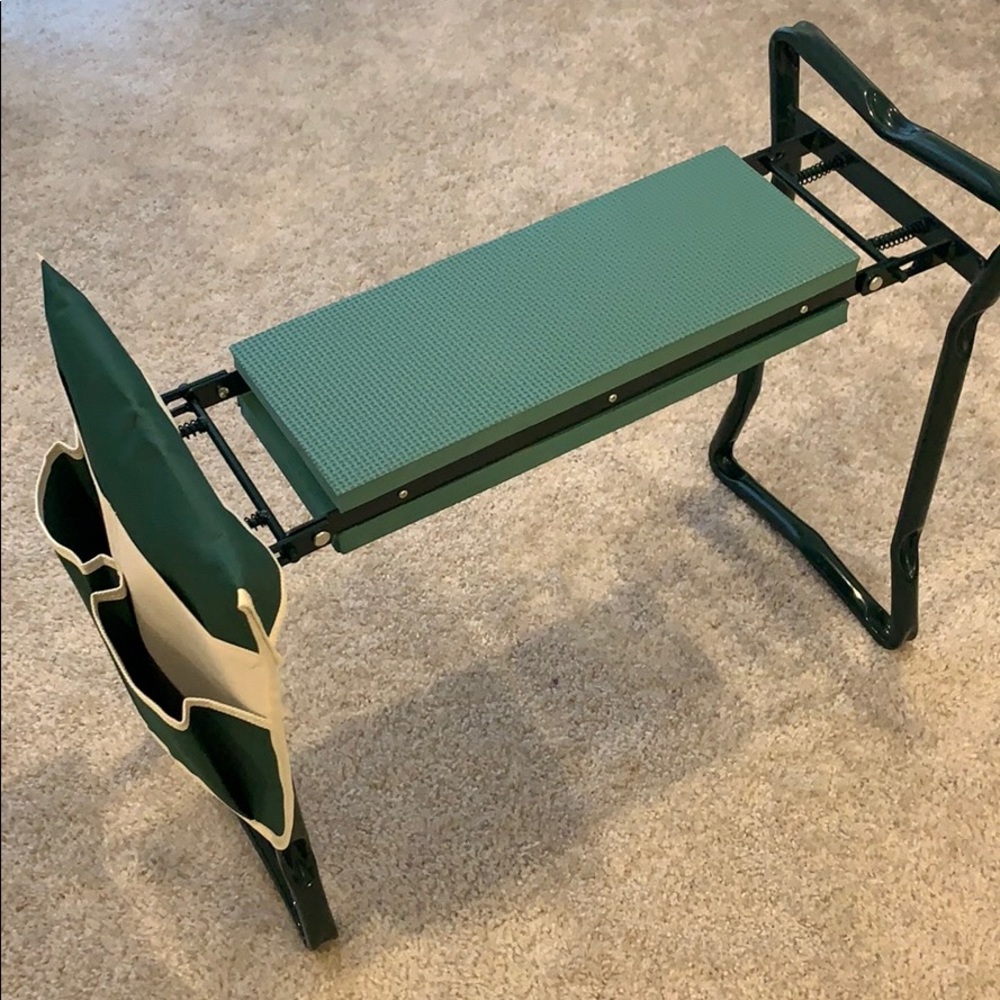 Foldable garden kneeler
